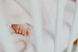 Sådan skaber du et trygt sovemiljø for din baby