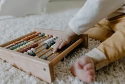 Vælg det bedste legetøj til babyens udvikling